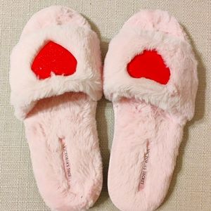 Victoria's Secret Fuzzy Comfy Heart Slippe…